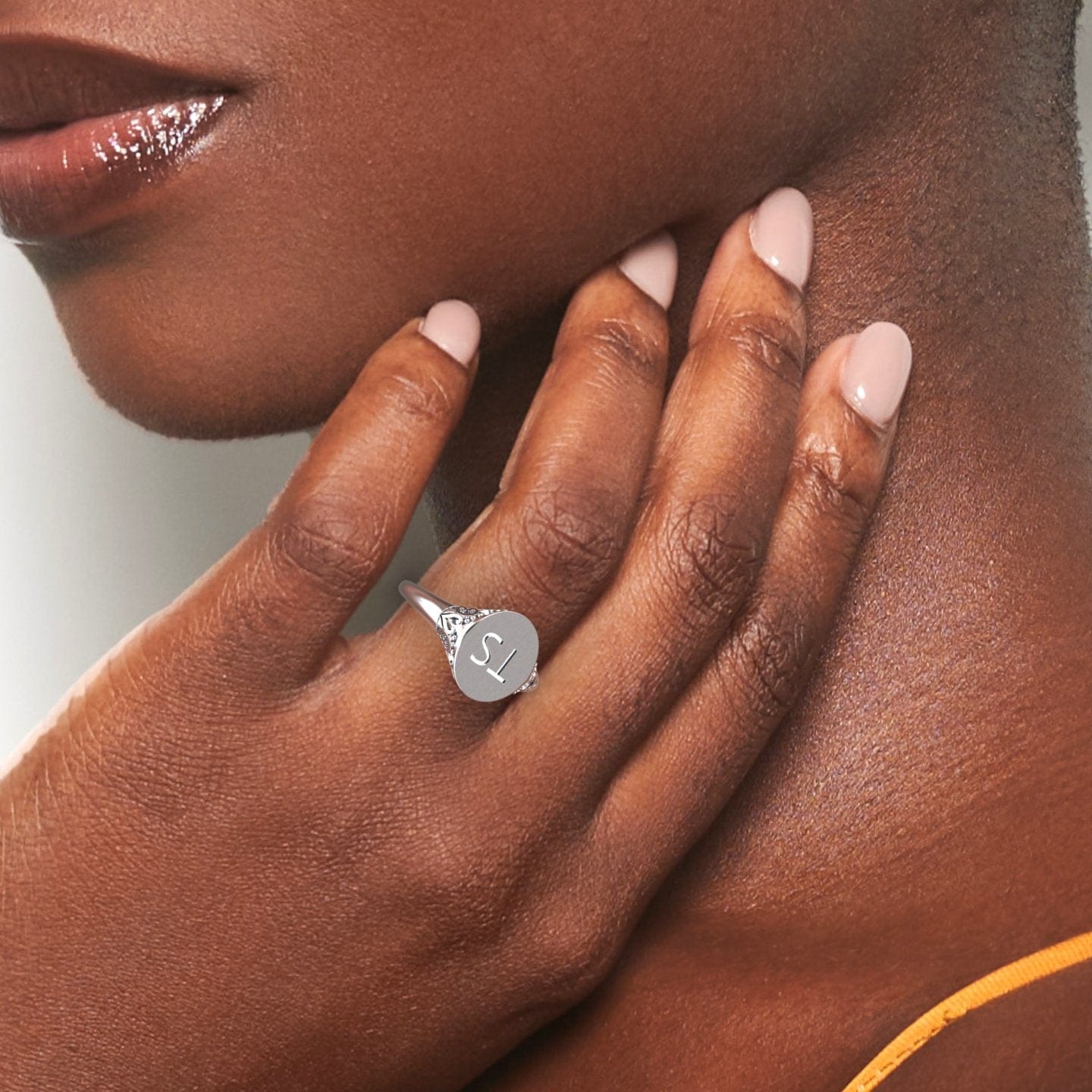 Classic Oval Signet Ring - Nazia